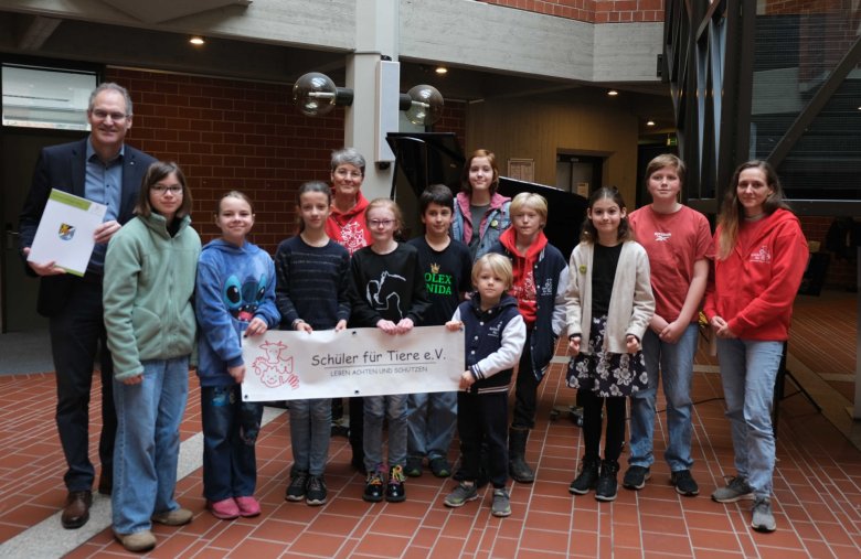 Zehn Kinder und Jugendliche, drei Erwachsene, Urkundenübergabe.