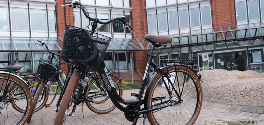 Fahhräder vor dem Kreishaus SÜW in Landau.