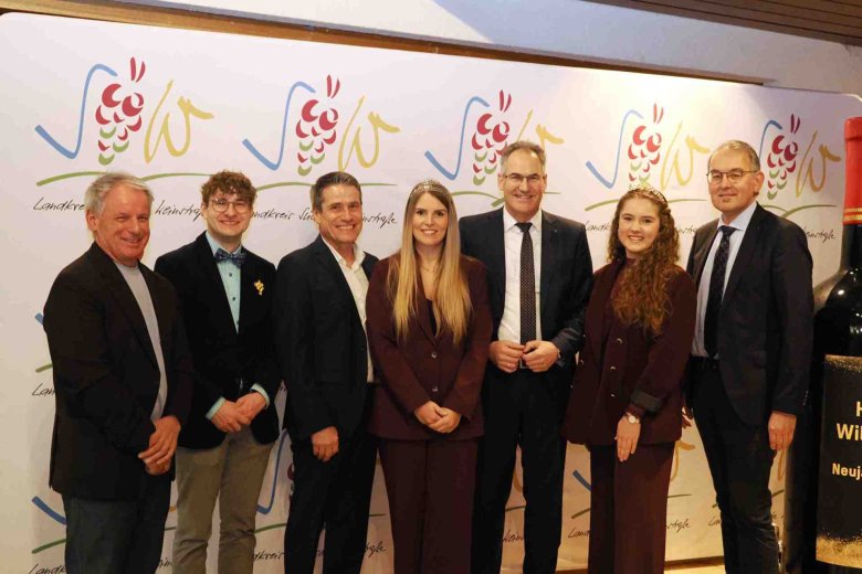 Begrüßten die Gäste: Kreisbeigeordneter Werner Schreiner, Weinhoheit Johannes Keller, Kreisbeigeordneter Uwe Huth, Susanna Singer, Pfälzische Weinprinzessin, Landrat Dietmar Seefeldt, Weinhoheit Klaudia Göpel und Erster Kreisbeigeordneter Georg Kern (von links). Foto: Dieter Hammann/frei Gruppenfoto: Kreisbeigeordneter Werner Schreiner, Weinhoheit Johannes Keller, Kreisbeigeordneter Uwe Huth, Susanna Singer, Pfälzische Weinprinzessin, Landrat Dietmar Seefeldt, Weinhoheit Klaudia Göpel und Erster Kreisbeigeordneter Georg Kern