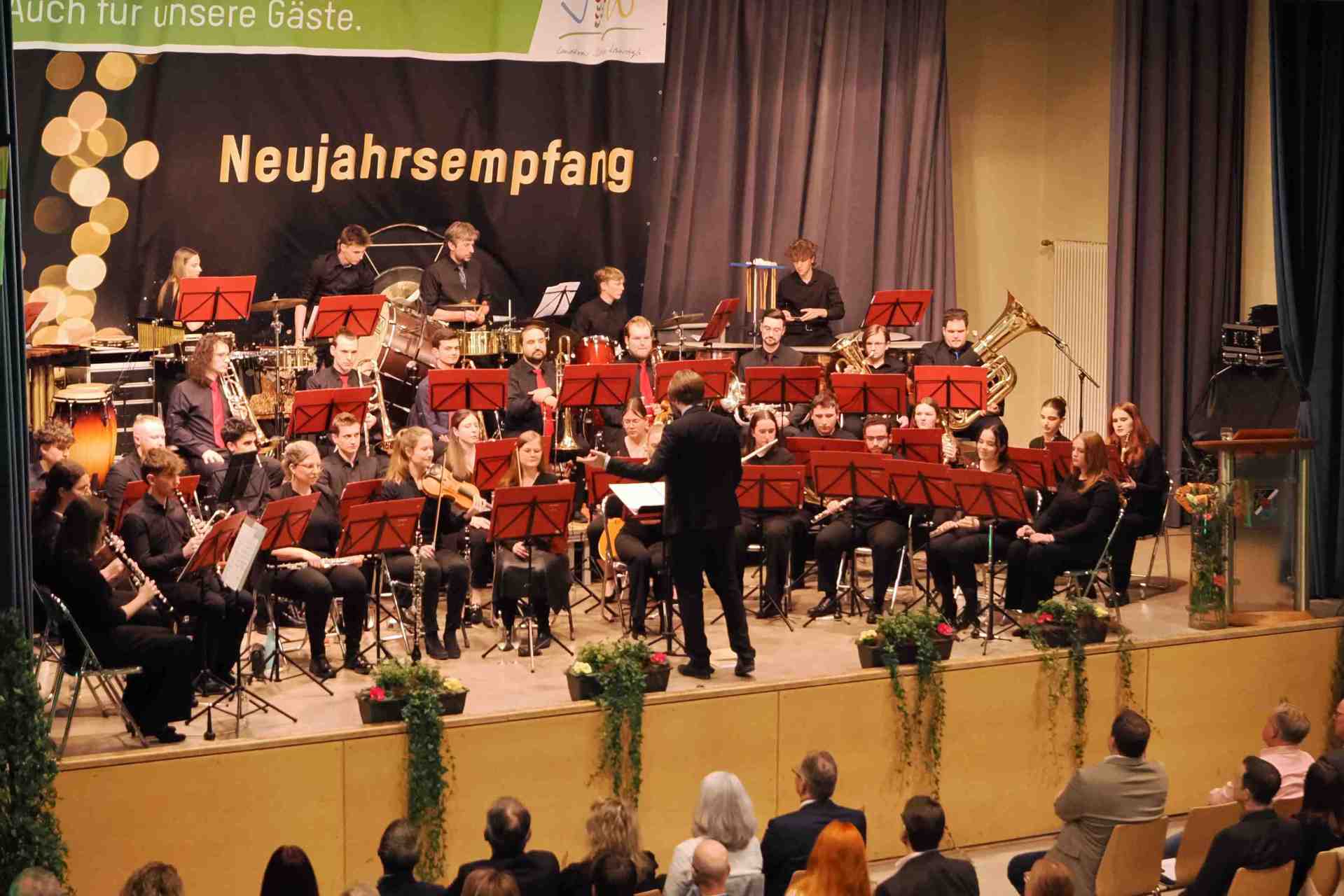 Das Kreisjugendorchester unter Jochen Schnepf auf der Bühne der Dalberghalle in Essingen.