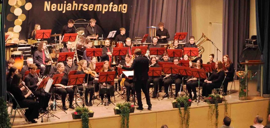 Das Kreisjugendorchester unter Jochen Schnepf spielte sein Neujahrskonzert. Foto: Dieter Hammann/frei Das Kreisjugendorchester unter Jochen Schnepf auf der Bühne der Dalberghalle in Essingen.