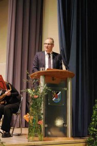 Landrat Dietmar Seefeldt steht bei seiner Neujahrsansprache am Rednerpult.