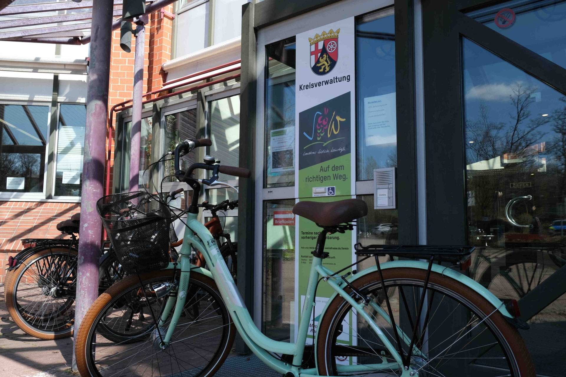 Ein Fahrrad steht vor dem Haupteingang des Kreishauses der Südlichen Weinstraße in Landau.