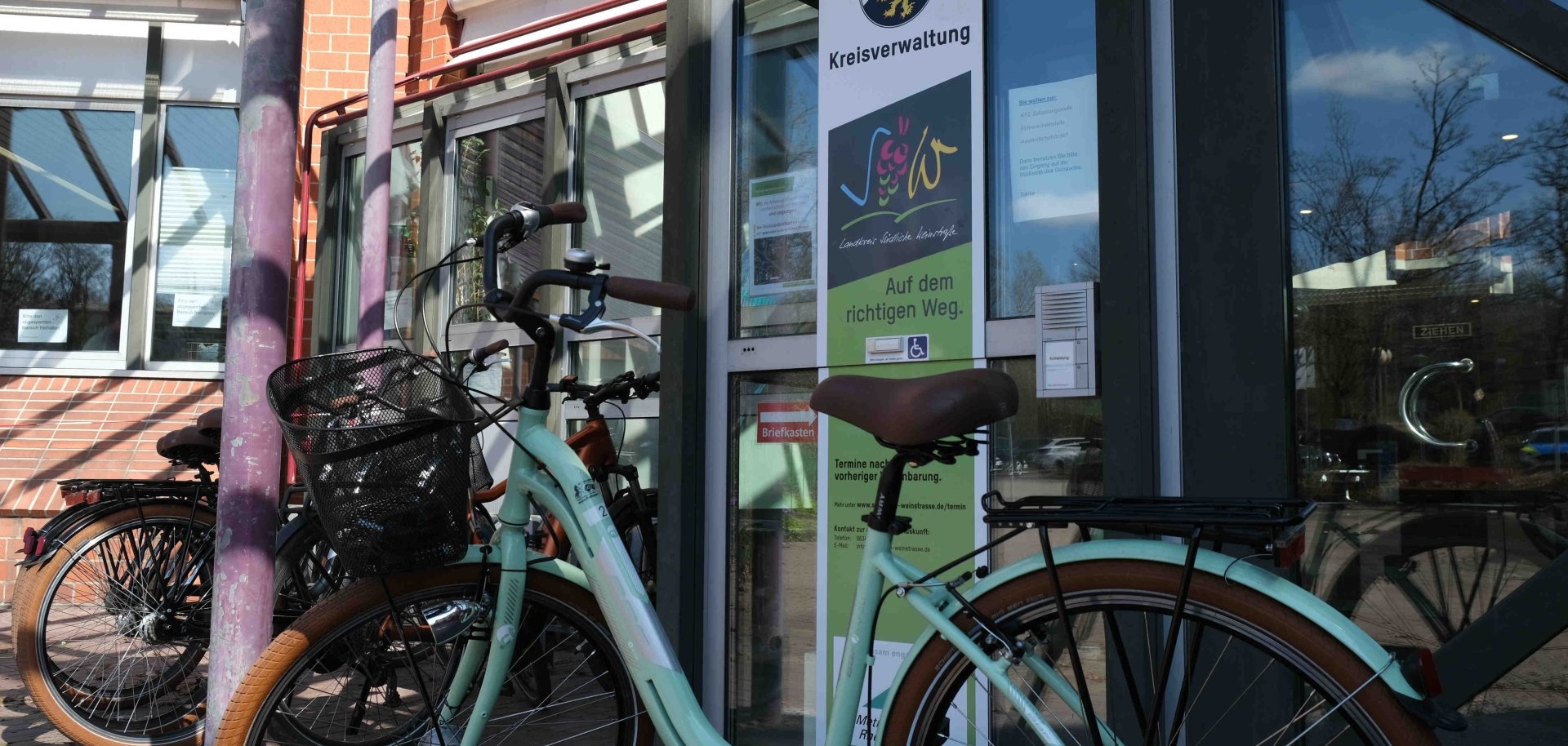 Ein Fahrrad steht vor dem Haupteingang des Kreishauses der Südlichen Weinstraße in Landau.