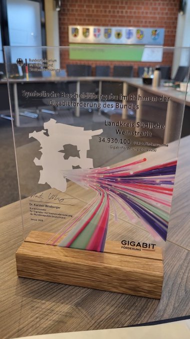 Die symbolische Fördertafel zur Gigabitförderung des Bundes für den Landkreis Südliche Weinstraße mit einer Fördersumme von 34.930.100 Euro.