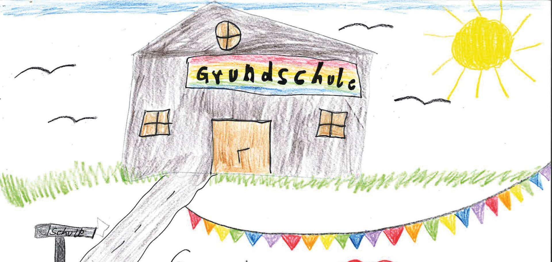 Kinderzeichnung einer Grundschule an einem sonnigen Tag. In der Mitte steht ein graues Schulgebäude mit einem bunten Schild „Grundschule“ über dem Eingang. Ein Weg führt von links zur Tür, daneben zeigt ein Wegweiser auf die Schule. Vor dem Gebäude stehen fünf fröhliche Kinder mit erhobenen Armen. Über ihnen hängen bunte Wimpelketten, daneben sind ein rotes Herz und der Schriftzug „Grundschule“ zu sehen. Links und rechts liegen Schulranzen auf dem Boden. Im Hintergrund sind grünes Gras, ein blauer Himmel, eine gelbe Sonne und mehrere fliegende Vögel zu sehen.