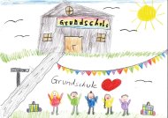 Kinderzeichnung einer Grundschule an einem sonnigen Tag. In der Mitte steht ein graues Schulgebäude mit einem bunten Schild „Grundschule“ über dem Eingang. Ein Weg führt von links zur Tür, daneben zeigt ein Wegweiser auf die Schule. Vor dem Gebäude stehen fünf fröhliche Kinder mit erhobenen Armen. Über ihnen hängen bunte Wimpelketten, daneben sind ein rotes Herz und der Schriftzug „Grundschule“ zu sehen. Links und rechts liegen Schulranzen auf dem Boden. Im Hintergrund sind grünes Gras, ein blauer Himmel, eine gelbe Sonne und mehrere fliegende Vögel zu sehen.