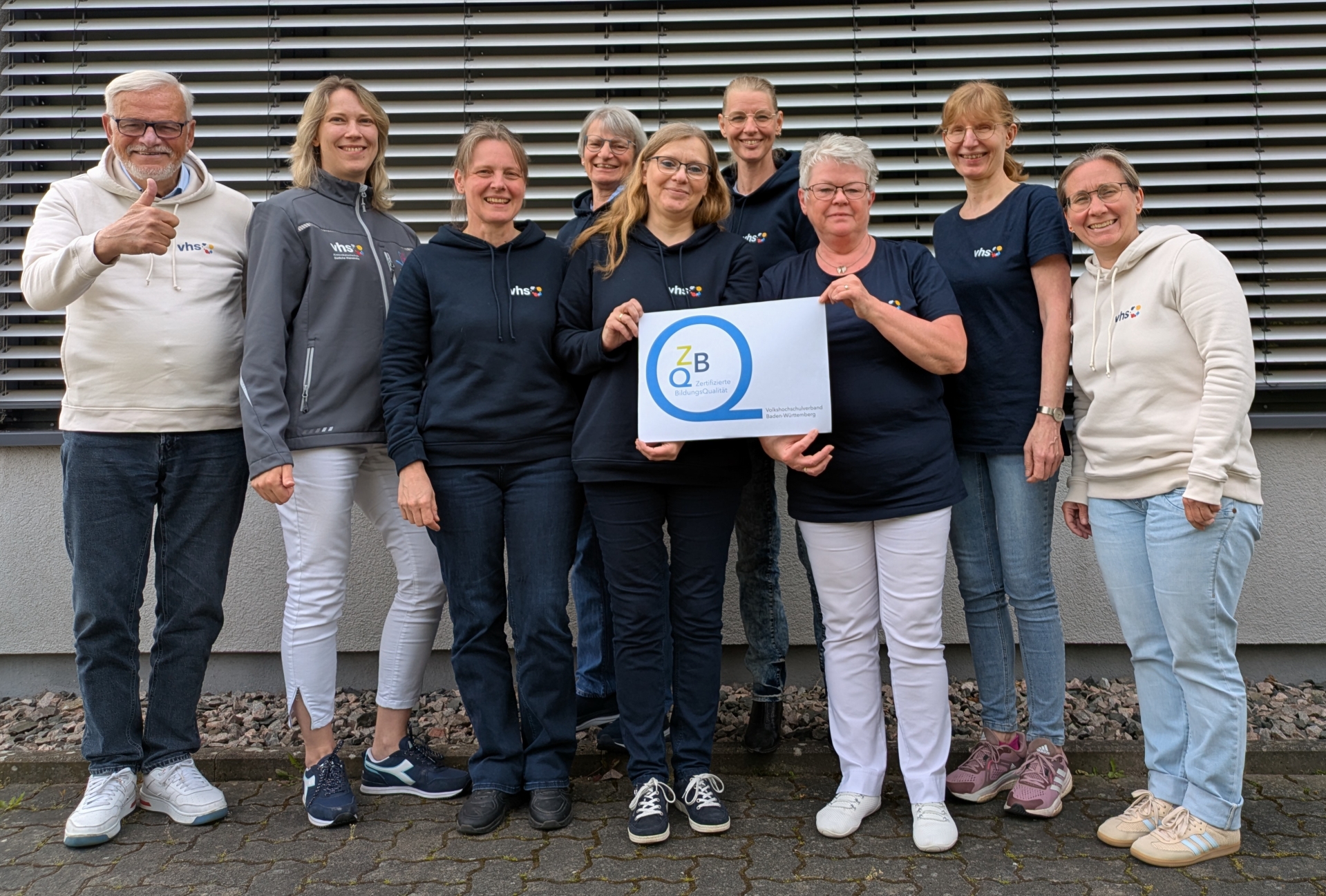 Gruppenfoto: Das stolze Team der kvhs vorm Dienstgebäude 4 der Kreisverwaltung SÜW.