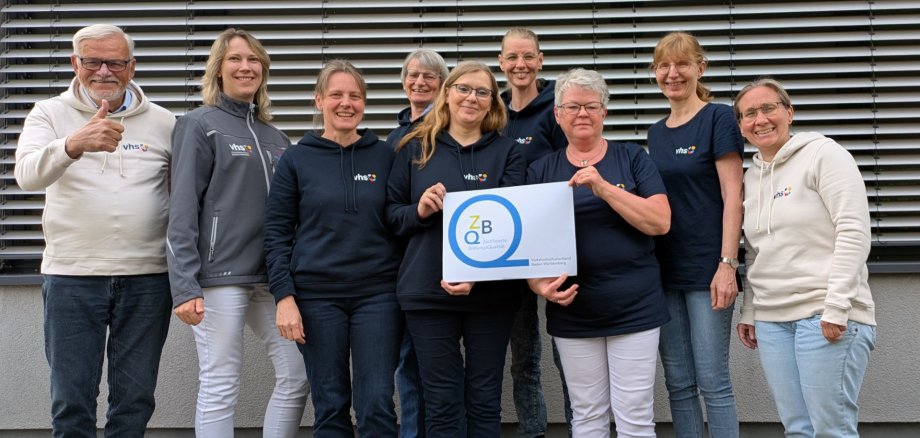 Gruppenfoto: Das stolze Team der kvhs vorm Dienstgebäude 4 der Kreisverwaltung SÜW.