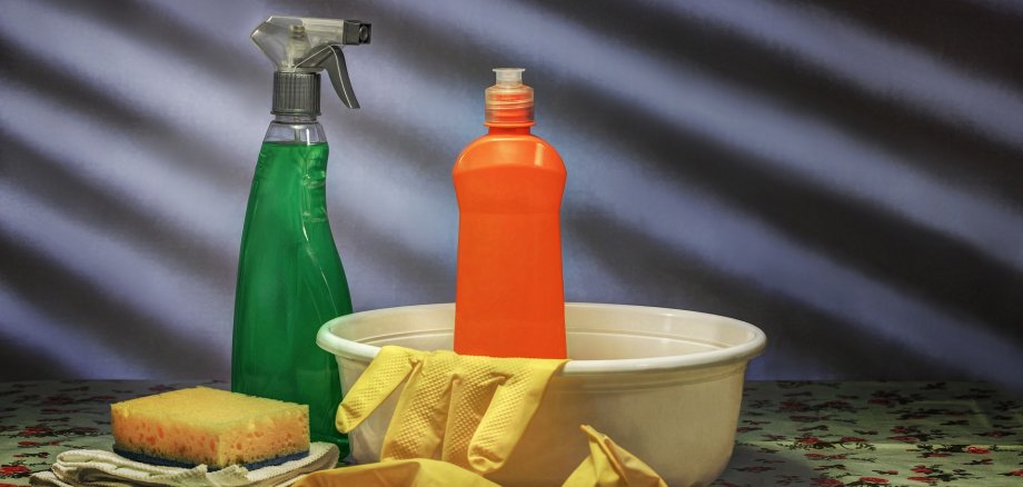 Reinigungsmittel wie WC-Reiniger, Rohrreiniger oder Backofensprays gehören zum Problemabfall und können am 27. Juli kostenlos abgegeben werden. Symbolfoto: Pixabay Grüne und orangene Sprayflaschen, Waschbecken und Schwamm auf einem Tisch.