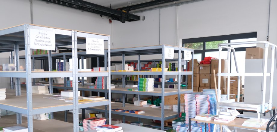 Blick ins zentrale Schulbuchlager der Kreisverwaltung SÜW. Archivfoto: KV Hochregale mit Büchern.