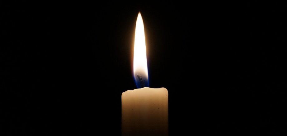 Kreis SÜW bekundet Solidarität mit Opfern des Tötungsdelikts in Stade und deren Familien. Symbolbild: Pixabay Eine einzelne brennende Kerze vor schwarzem Hintergrund.