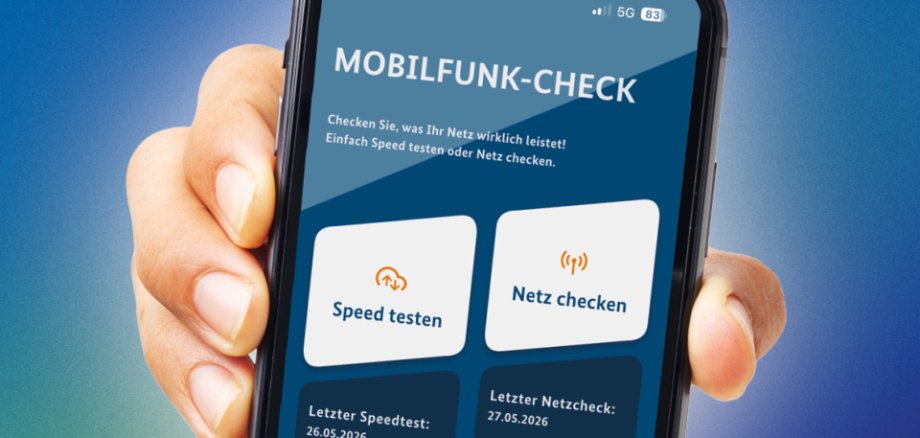 Zweite bundesweite Mobilfunk-Messwoche: Je mehr Menschen teilnehmen, desto aussagekräftiger werden die Ergebnisse. Grafik: BMDS Werbeplakat zur zweiten bundesweiten Mobilfunk-Messwoche von „Check dein Netz“. Auf blauem Hintergrund stehen die Informationen „24.06. bis 01.07.2026“ und „www.check-dein-netz.de“. Im unteren Bereich hält eine Hand ein Smartphone mit der geöffneten Mobilfunk-Check-App, auf der Funktionen zum Testen der Netzqualität und Geschwindigkeit angezeigt werden. Oben rechts befindet sich ein QR-Code, unten der Aufruf „Jetzt mitmachen!“.