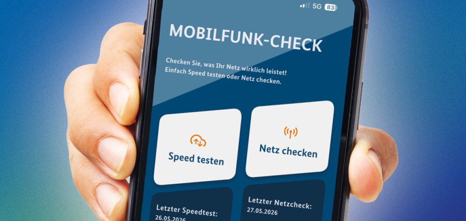 Werbeplakat zur zweiten bundesweiten Mobilfunk-Messwoche von „Check dein Netz“. Auf blauem Hintergrund stehen die Informationen „24.06. bis 01.07.2026“ und „www.check-dein-netz.de“. Im unteren Bereich hält eine Hand ein Smartphone mit der geöffneten Mobilfunk-Check-App, auf der Funktionen zum Testen der Netzqualität und Geschwindigkeit angezeigt werden. Oben rechts befindet sich ein QR-Code, unten der Aufruf „Jetzt mitmachen!“.
