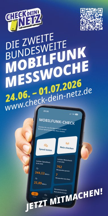 Zweite bundesweite Mobilfunk-Messwoche: Je mehr Menschen teilnehmen, desto aussagekräftiger werden die Ergebnisse. Grafik: BMDS Werbeplakat zur zweiten bundesweiten Mobilfunk-Messwoche von „Check dein Netz“. Auf blauem Hintergrund stehen die Informationen „24.06. bis 01.07.2026“ und „www.check-dein-netz.de“. Im unteren Bereich hält eine Hand ein Smartphone mit der geöffneten Mobilfunk-Check-App, auf der Funktionen zum Testen der Netzqualität und Geschwindigkeit angezeigt werden. Oben rechts befindet sich ein QR-Code, unten der Aufruf „Jetzt mitmachen!“.