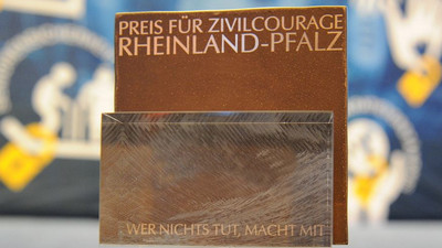 Nahaufnahme einer Trophäe mit der Aufschrift "Preis für Zivilcourage Rheinland-Pfalz".