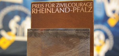 Das rheinland-pfälzische Ministerium des Innern, für Integration und Verkehr vergibt am 8. Dezember in Mainz wieder den Preis für Zivilcourage an Bürgerinnen und Bürger, die sich in einer Notsituation in beispielgebender Weise eingesetzt und geholfen haben. Foto: MdI RLP Nahaufnahme einer Trophäe mit der Aufschrift "Preis für Zivilcourage Rheinland-Pfalz".
