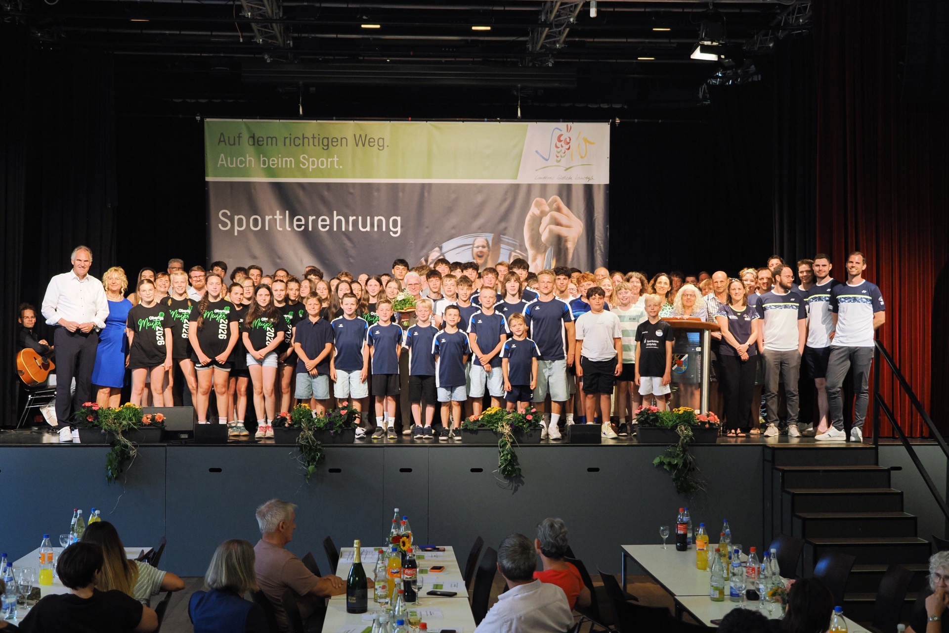 Die durch Landrat Dietmar Seefeldt (2. von links) ausgezeichneten Sportlerinnen und Sportler. Foto: Dieter Hammann