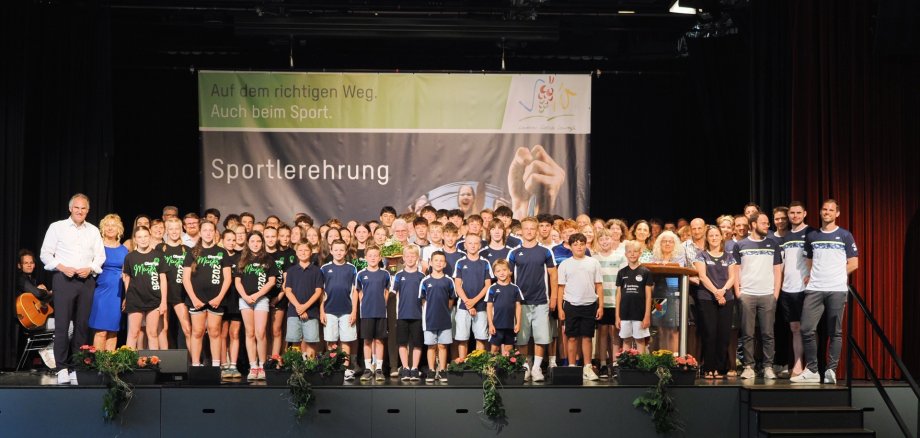 Die durch Landrat Dietmar Seefeldt (2. von links) ausgezeichneten Sportlerinnen und Sportler. Foto: Dieter Hammann