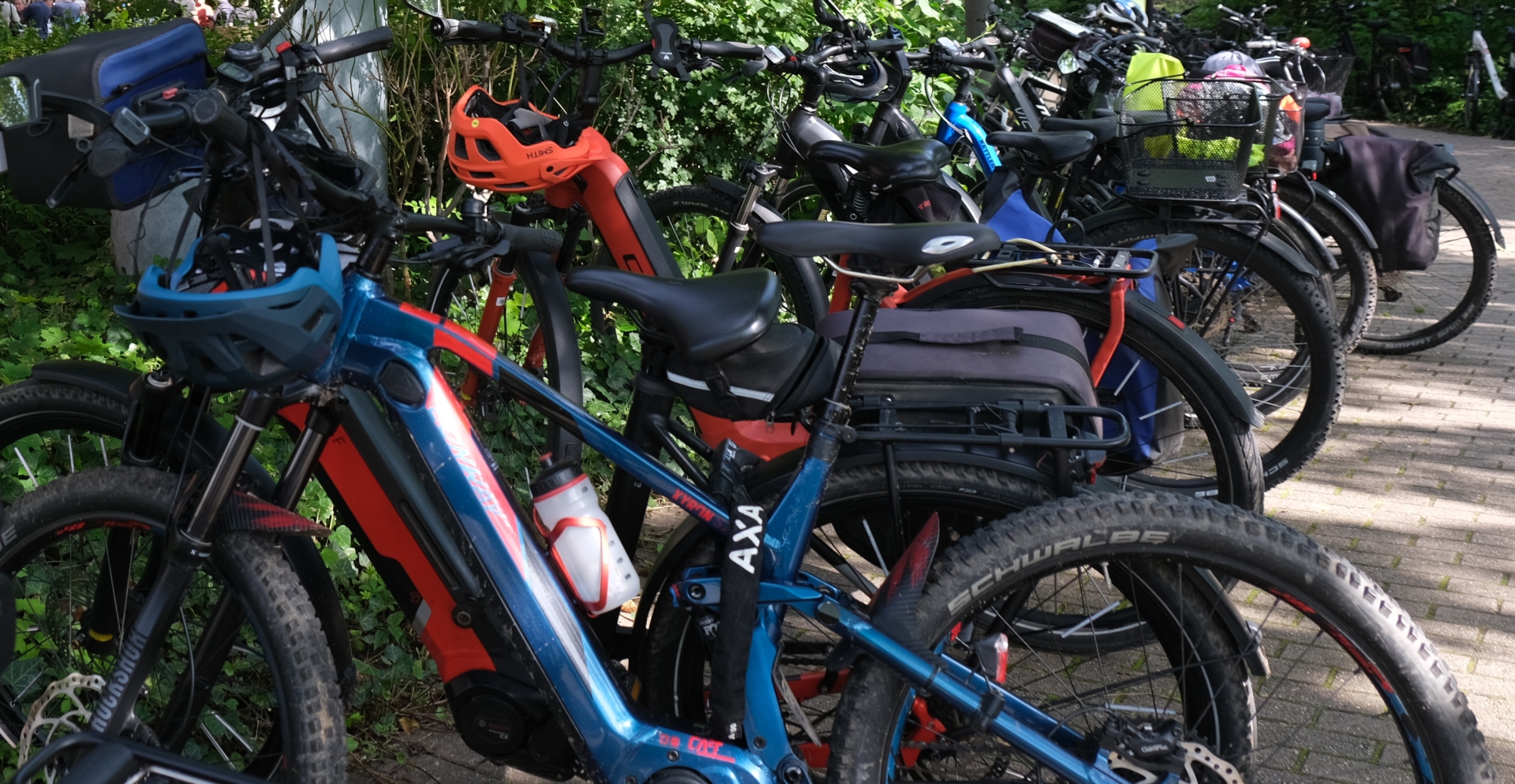 Mehrere Fahrräder, darunter auch E-Bikes, stehen dicht nebeneinander.