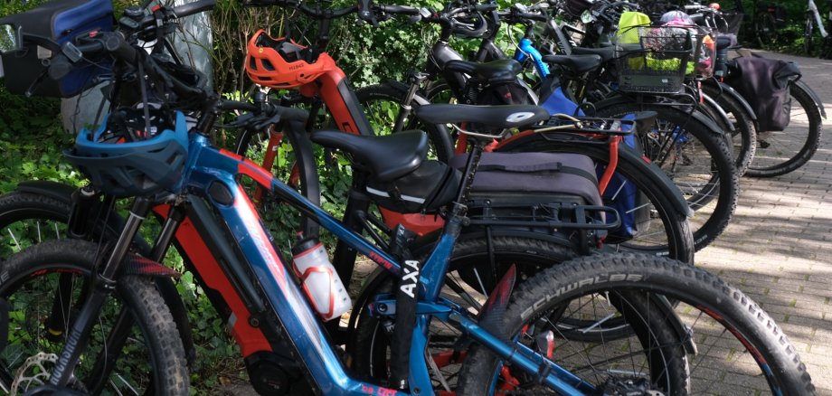 Im Landkreis Südliche Weinstraße wurde bei der Aktion STADTRADELN wieder fleißig in die Pedale getreten. Archivfoto: KV SÜW Mehrere Fahrräder, darunter auch E-Bikes, stehen dicht nebeneinander.