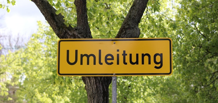 Umleitungen am zweiten Juli-Wochenende im Bereich Roschbach wegen Radrennens und Schüler-Tour. Symbolfoto: Pixabay Nahaufnahme eines Umleitungsschilds. Im Hintergrund grüne Laubbäume.
