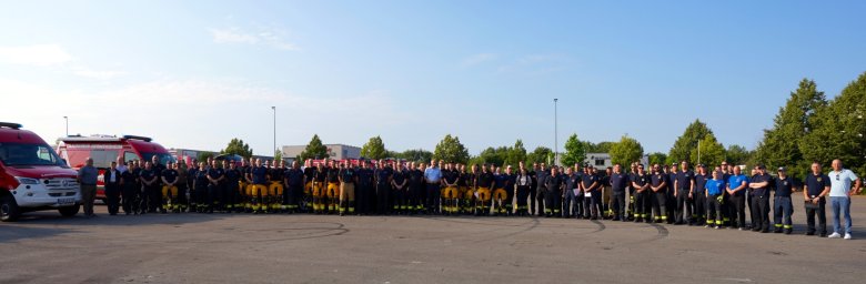 Gruppenfoto der Einsatzkräfte des Brand- und Katstrophenschutzes aus dem Bereich der Integrierten Leitstelle Landau auf dem Neuen Messplatz in Landau.