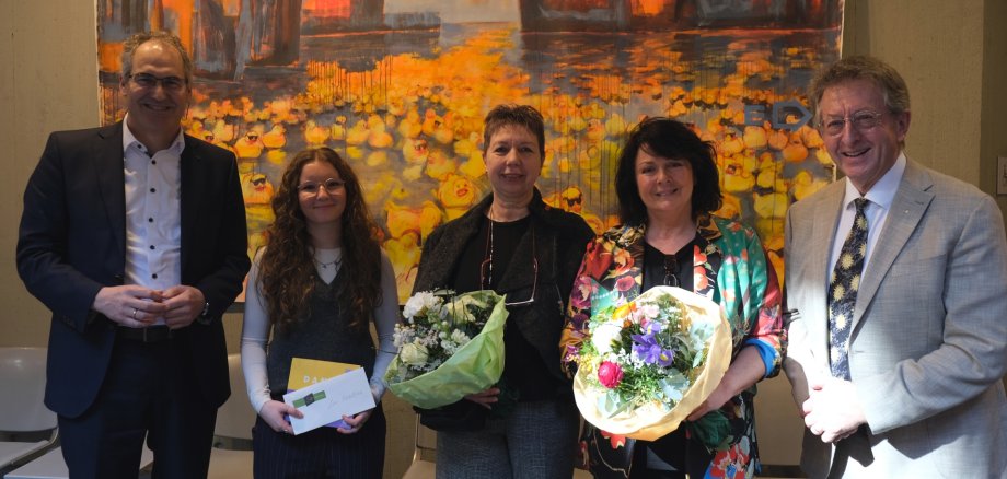 Gruppenbild: Landrat Dietmar Seefeldt, Leni Hornbach, Schülerin der Kreismusikschule SÜW, Künstlerin Olga David, Künstlerin Vera Allmann-Stübinger sowie Peter Kusenbach.