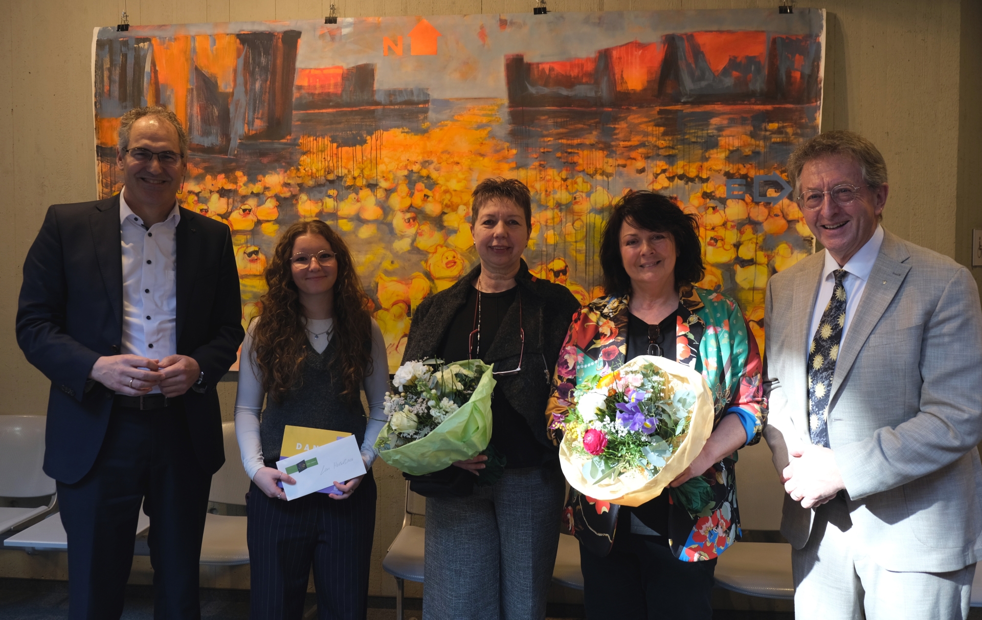 Gruppenbild: Landrat Dietmar Seefeldt, Leni Hornbach, Schülerin der Kreismusikschule SÜW, Künstlerin Olga David, Künstlerin Vera Allmann-Stübinger sowie Peter Kusenbach.