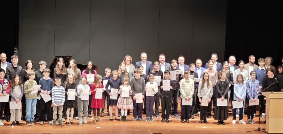 Ehrung der Preisträgerinnen und Preisträger von „Jugend musiziert“ – Regionalwettbewerb. Foto: KV GER, Traeber Gruppenbild der Preisträgerinnen und Preisträger auf einer Bühne.