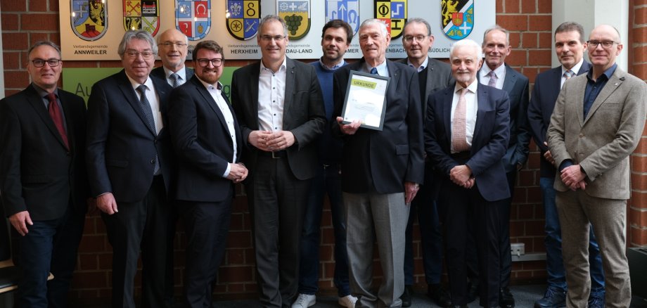 Gruppenbild: Dr. Hans-Werner Mollenhauer zusammen mit Gratulanten im Kreishaus.