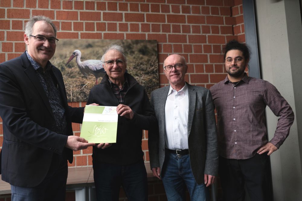 Gruppenbild: Landrat Dietmar Seefeldt mit dem zweiten Vorsitzenden der NVS NaturStiftung Südpfalz Kurt von Nida, dem ersten Vorsitzenden Dieter Zeiß und Geschäftsführer Bastian Bayer.