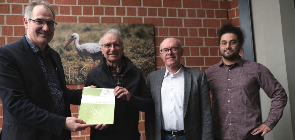 Gruppenbild: Landrat Dietmar Seefeldt mit dem zweiten Vorsitzenden der NVS NaturStiftung Südpfalz Kurt von Nida, dem ersten Vorsitzenden Dieter Zeiß und Geschäftsführer Bastian Bayer.