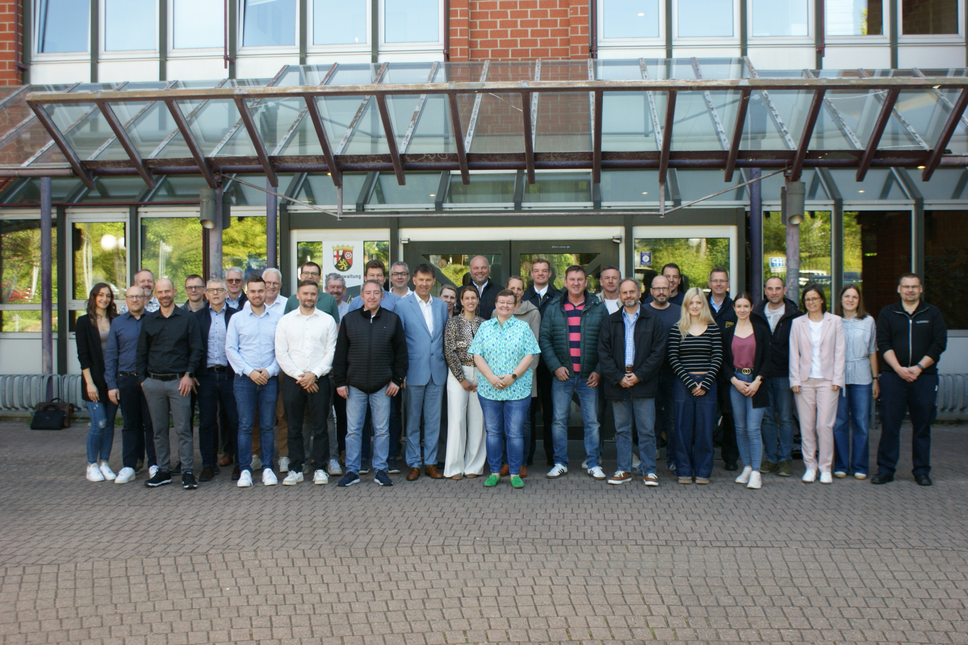 Gruppenbild der Teilnehmerinnen und Teilnehmer des Austauschtreffens zum Thema Verwaltungsstäbe vor dem Kreishaus SÜW.