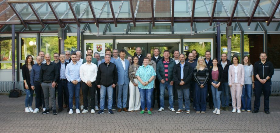 Die Teilnehmerinnen und Teilnehmer des Austauschtreffens zum Thema Verwaltungsstäbe vor dem Kreishaus SÜW. Foto: KV SÜW Gruppenbild der Teilnehmerinnen und Teilnehmer des Austauschtreffens zum Thema Verwaltungsstäbe vor dem Kreishaus SÜW.