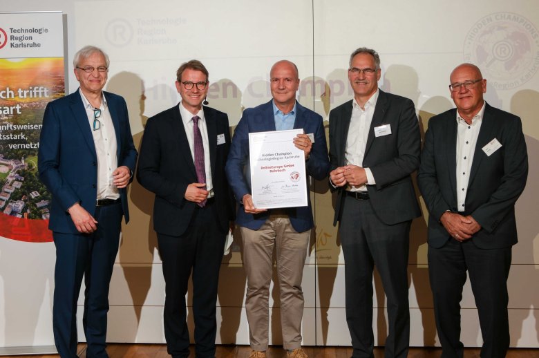 Gruppenbild bei der Urkundenübergabe an die RelineEurope GmbH Rohrbach.