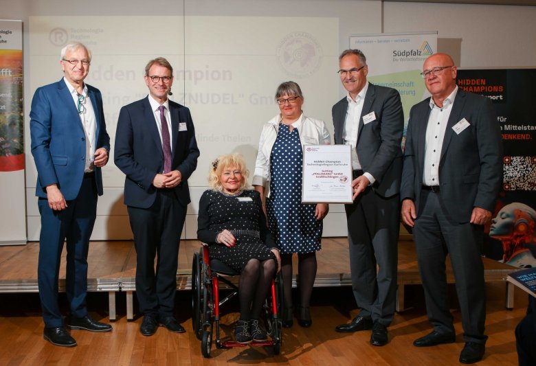 Gruppenbild bei der Urkundenübergabe an die Gutting „Pfalznudel“ GmbH Großfischlingen.