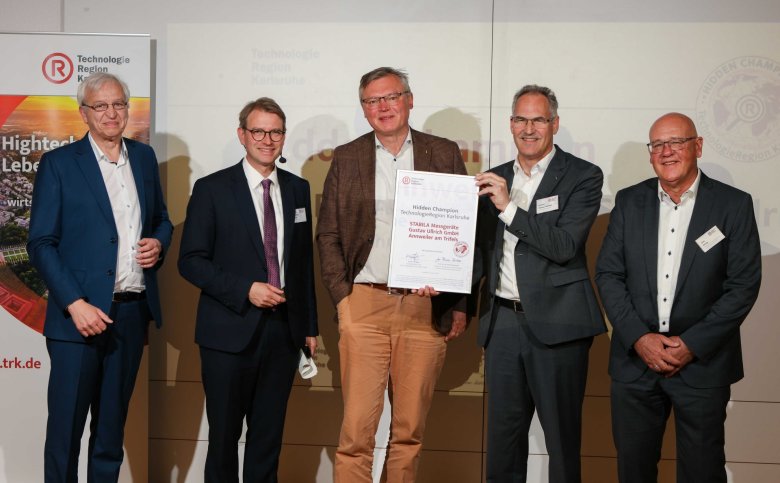 Gruppenbild bei der Urkundenübergabe an die STABILA Messgeräte Gustav Ullrich GmbH.