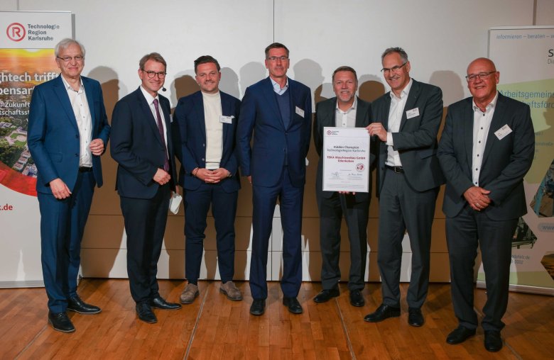 Gruppenbild bei der Urkundenübergabe an die TEKA Maschinenbau GmbH Edenkoben.