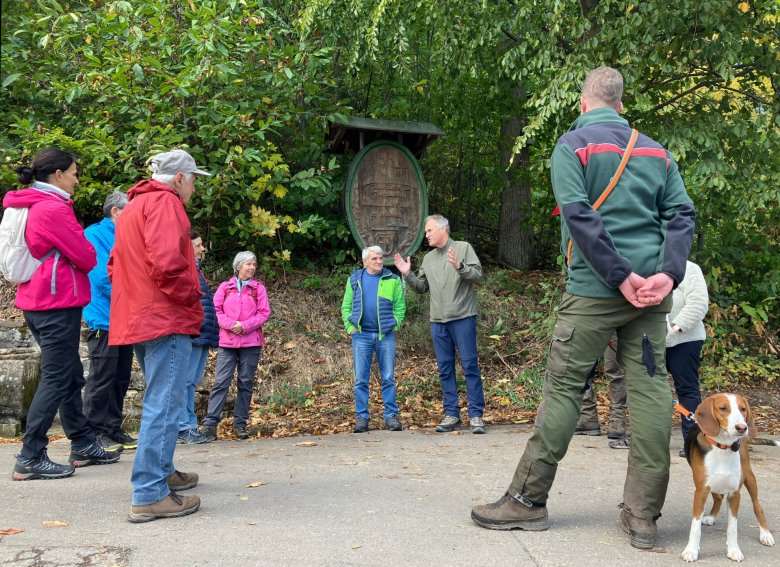 An der Johanna-Quelle gab es kurze Begrüßungsworte. Foto: KV SÜW Wanderer stehen im Kreis.