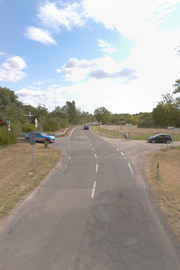 Eine Kreuzung der Hornbachstraße, an der Autos warten, der Straßenbelag ist beschädigt. Foto: Stadt Landau in der Pfalz
