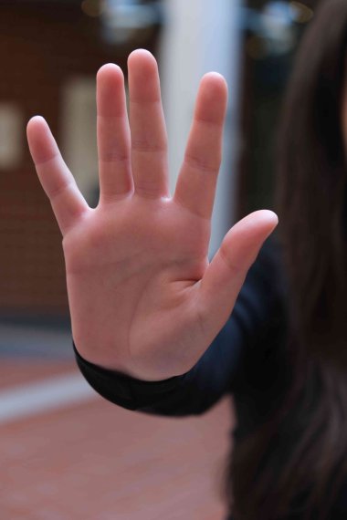 Eine erhobene Hand symbolisiert die Aufforderung "Stopp".