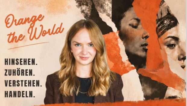 Kampagnenmotiv „Orange the World“ gegen Gewalt an Frauen: Eine junge Frau steht vor einer Collage mit Porträts zweier weiterer Frauen. Daneben steht der Appell: „Hinsehen. Zuhören. Verstehen. Handeln.“