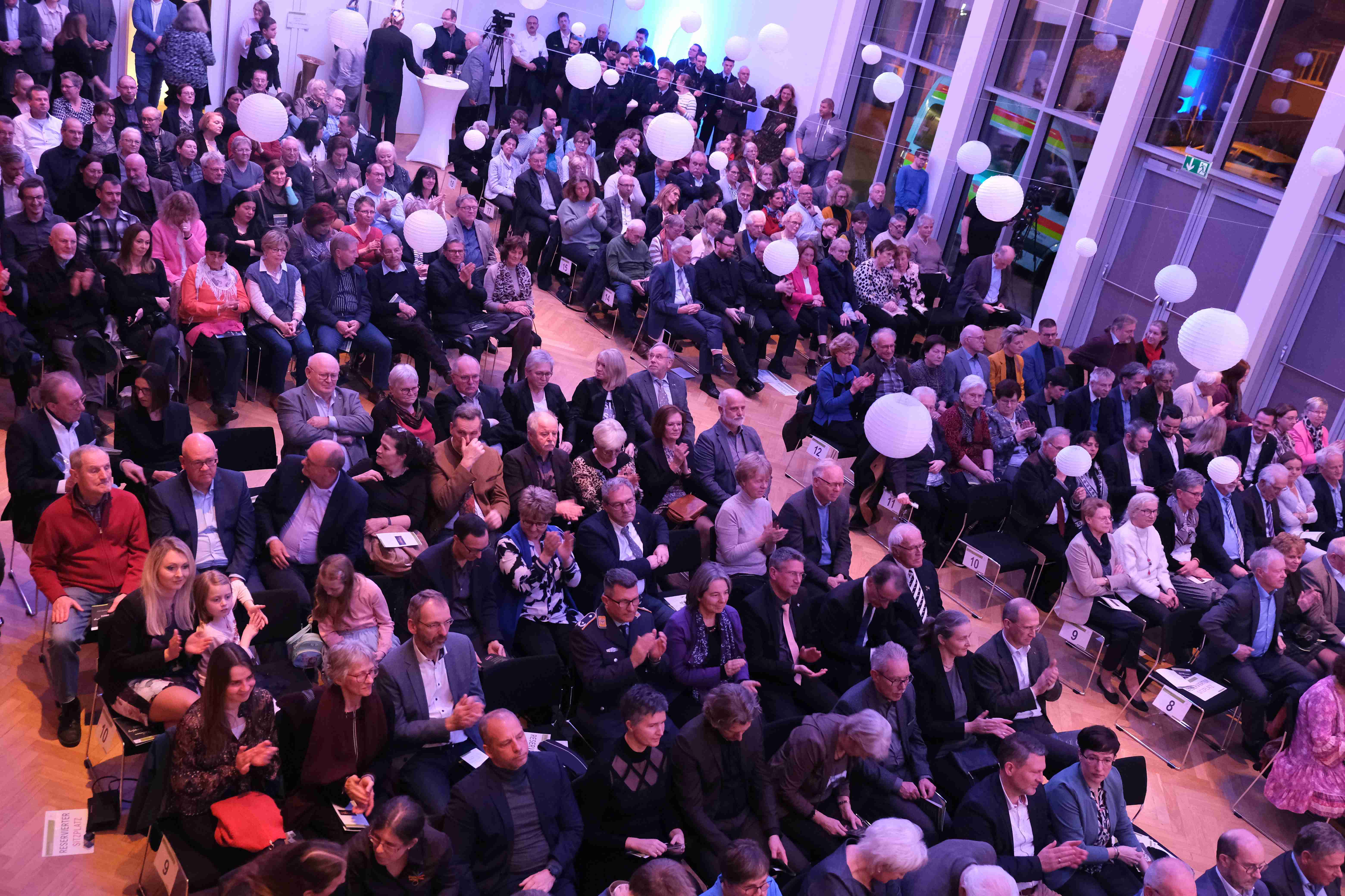 Menschenmenge in der Herxheimer Festhalle. 