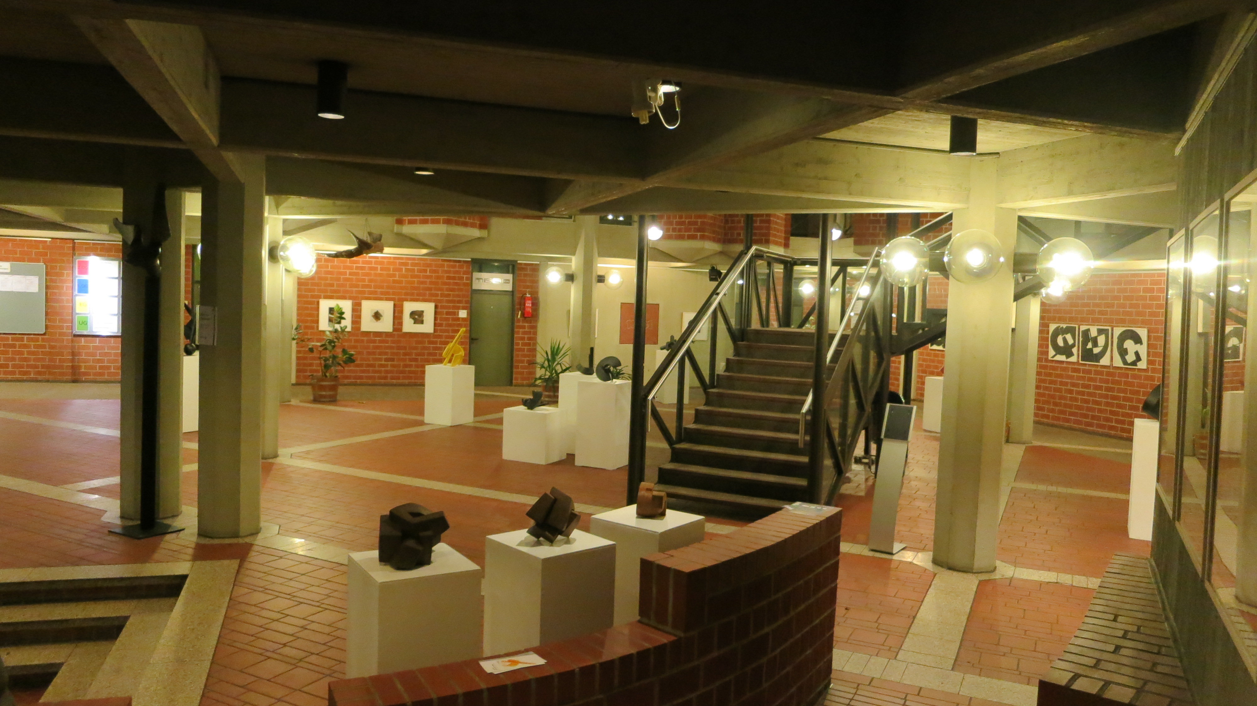 Die Kunst gehört zum Kreishaus. Foto: KV SÜW Das Foyer der Kreisverwaltung SÜW mit Skulpturen.