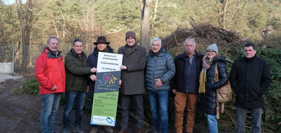 Bei der Eröffnung der neuen Annahmestelle von links: Werner Kempf, Erster Beigeordneter der Verbandsgemeinde Annweiler am Trifels, Kreisbeigeordneter Uwe Huth, Unternehmer Martin Köhler, Landrat Dietmar Seefeldt, Vorderweidenthals Ortsbürgermeister Volker Christmann, Werkleiter Rolf Mäckel, Silzer Ortsbürgermeisterin Elke Mandery und Christoph Stöffler vom Referat „Finanzen und Beteiligungen“ der Kreisverwaltung, ab Juli Nachfolger als Werkleiter. Foto: KV SÜW
