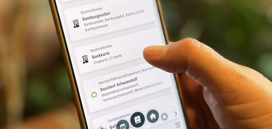 Die aktualisierte Version der SÜW-WertstoffApp mit vielen Neuerungen wie dem Abfall-ABC kann ab sofort genutzt werden. Foto: KV SÜW