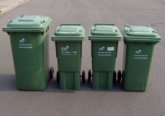 Vier Biomülltonnen verschiedener Größen.