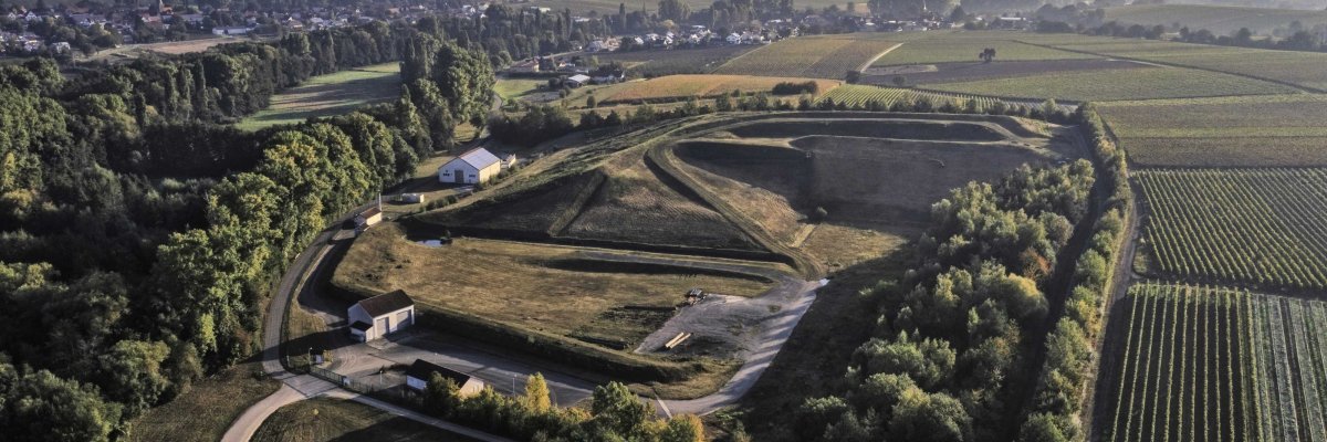 Luftbild der Deponie in Heuchelheim-Klingen bei Sonnenuntergang