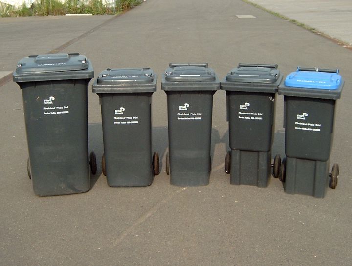 Tonnen in verschiedenen Größen. 